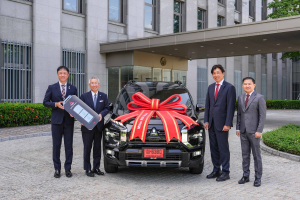 Embassy of Japan in Thailand represented by Mr. Yoshifumi Nomoto (2nd from left), Counsellor (Chief of General Affairs) of Embassy of Japan in Thailand and Mr. Atsushi Mizoguchi (far left), Counsellor of Embassy of Japan in Thailand received the Mitsubishi XPANDER CROSS HEV from Mr. Noboru Tsuji (2nd from right), Chairman of the Board of Mitsubishi Motors Thailand and Mr. Pipatphol Aunnapirugz (far right), Managing Director (MD) of R.M.A. Trading Co., Ltd. at the Embassy of Japan in Thailand.