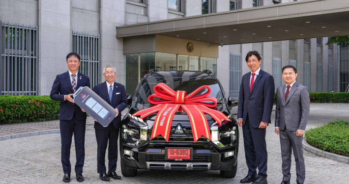 Embassy of Japan in Thailand represented by Mr. Yoshifumi Nomoto (2nd from left), Counsellor (Chief of General Affairs) of Embassy of Japan in Thailand and Mr. Atsushi Mizoguchi (far left), Counsellor of Embassy of Japan in Thailand received the Mitsubishi XPANDER CROSS HEV from Mr. Noboru Tsuji (2nd from right), Chairman of the Board of Mitsubishi Motors Thailand and Mr. Pipatphol Aunnapirugz (far right), Managing Director (MD) of R.M.A. Trading Co., Ltd. at the Embassy of Japan in Thailand.